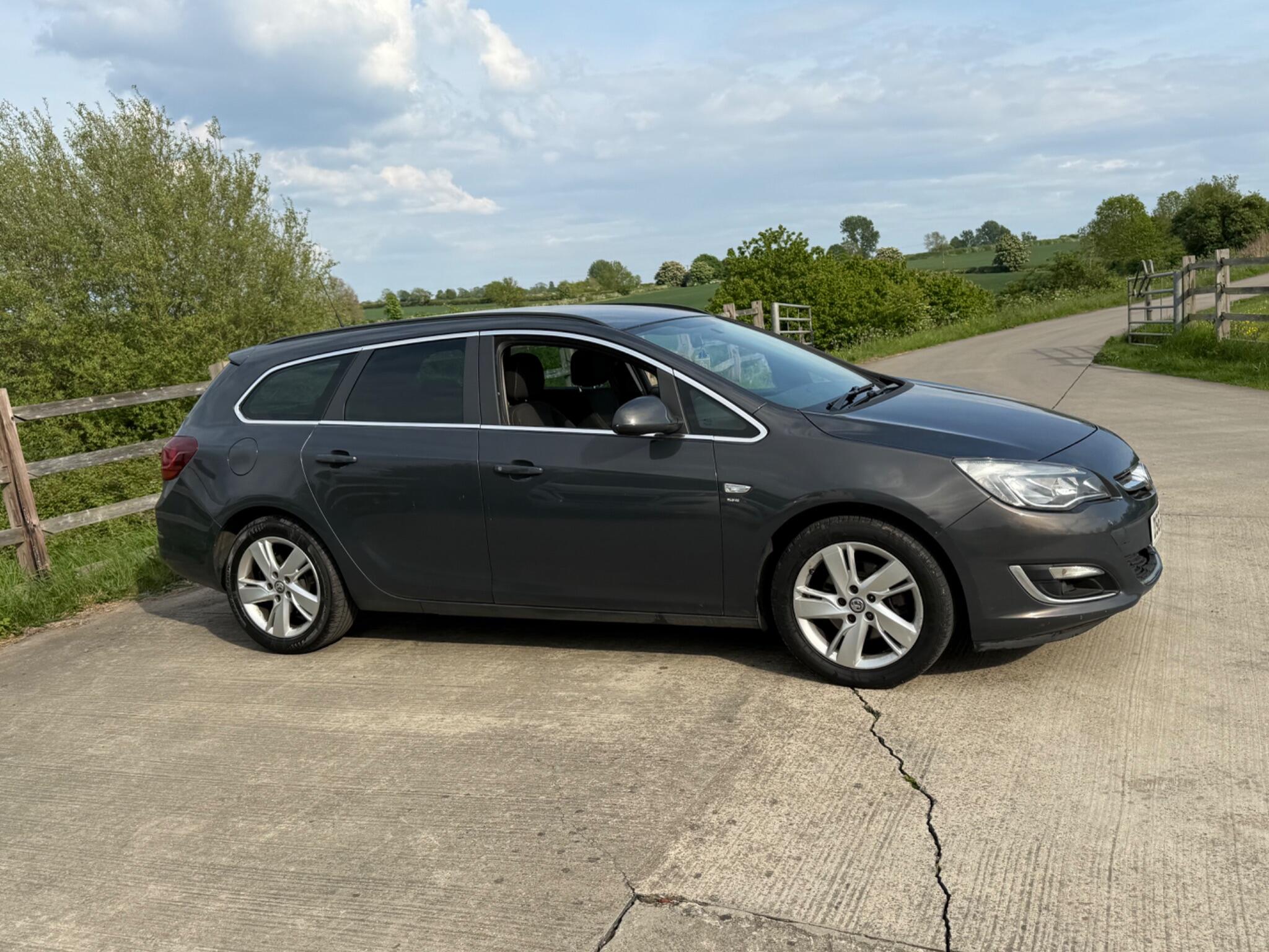 Vauxhall Astra 1.7 CDTi ecoFLEX SRi Sports Tourer Euro 5 5dr — photo 69 of 86